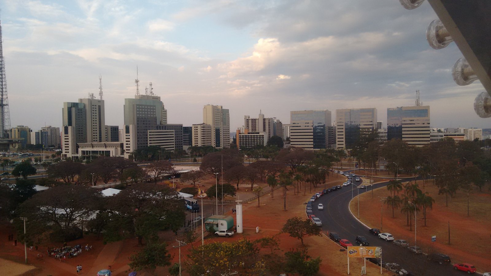 Vista dos edifícios do Setor Comercial Sul de Brasília ao entardecer, com a Torre de TV à esquerda