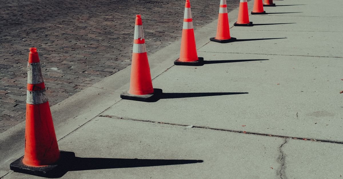 Cones de sinalização enfileirados em via urbana durante interdição de trânsito