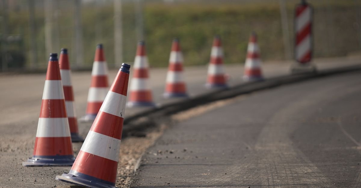 Cones de sinalização enfileirados em trecho de via em obras