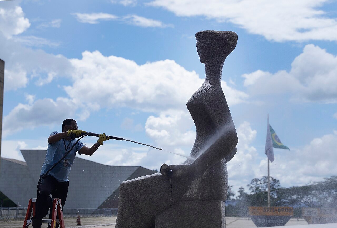 Escultura A Justiça, em frente ao STF, na Praça dos Três Poderes, em Brasília