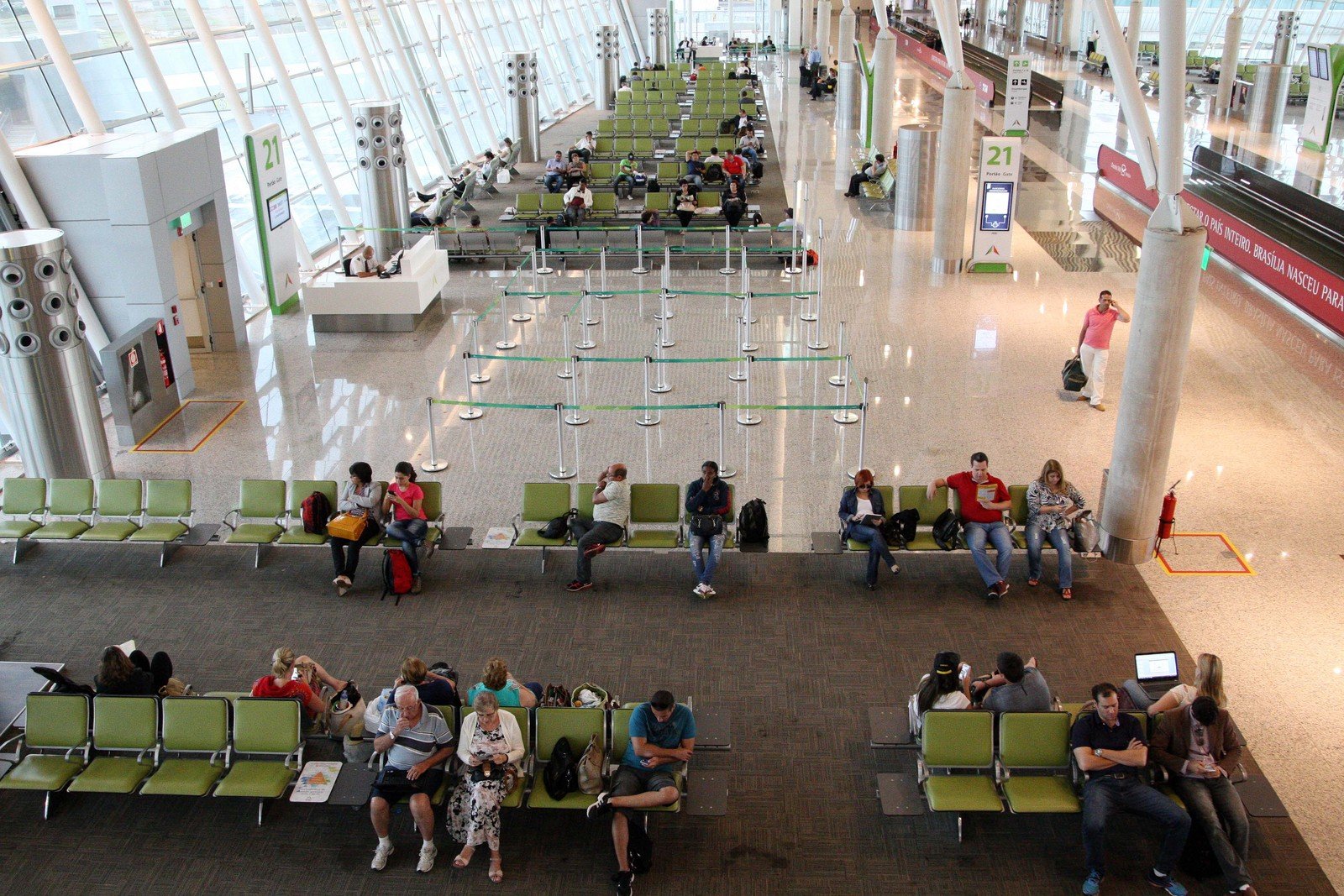 Passageiros aguardam embarque na sala do portao 21 do Aeroporto Internacional de Brasilia