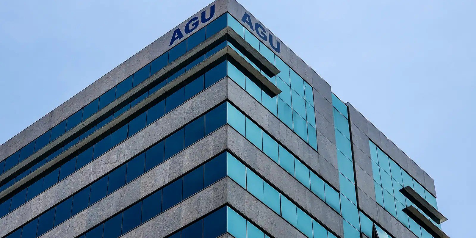 Fachada do edifício da Advocacia-Geral da União, com a sigla AGU em destaque