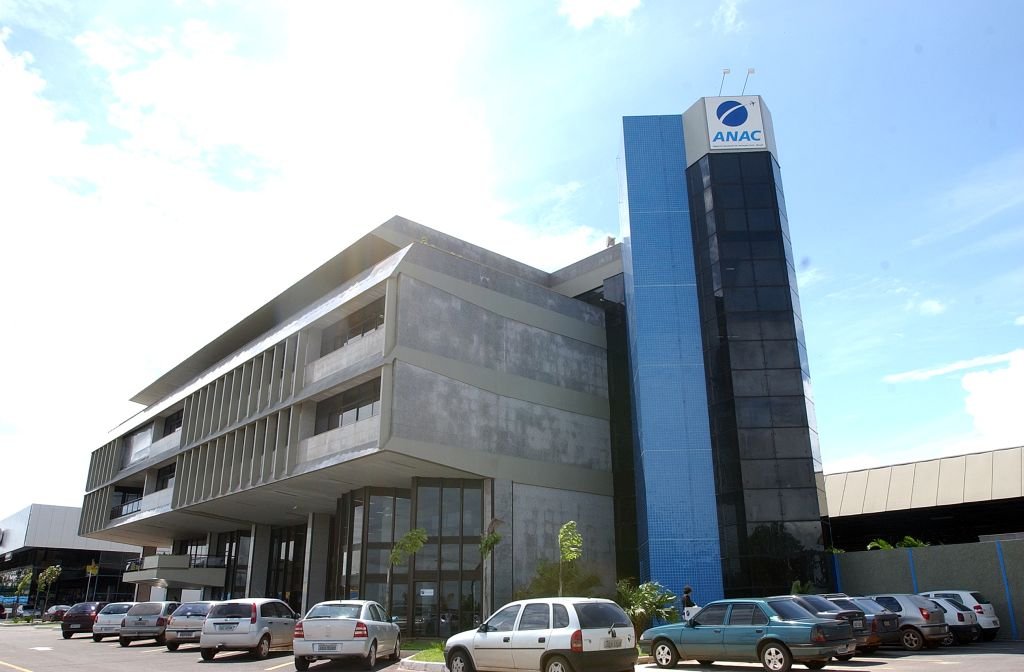 Fachada do edifício sede da Anac, com o logotipo da agência no alto do prédio