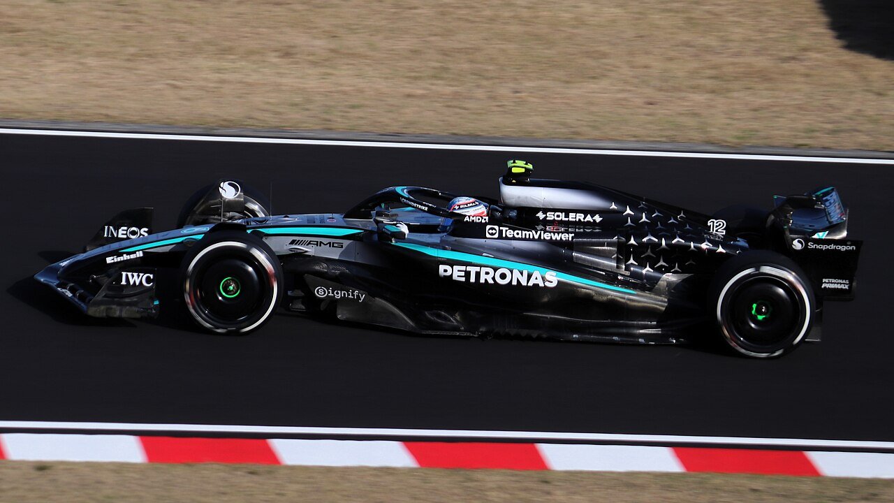 Carro da Mercedes de Fórmula 1 com o número 12 de Kimi Antonelli em alta velocidade na pista