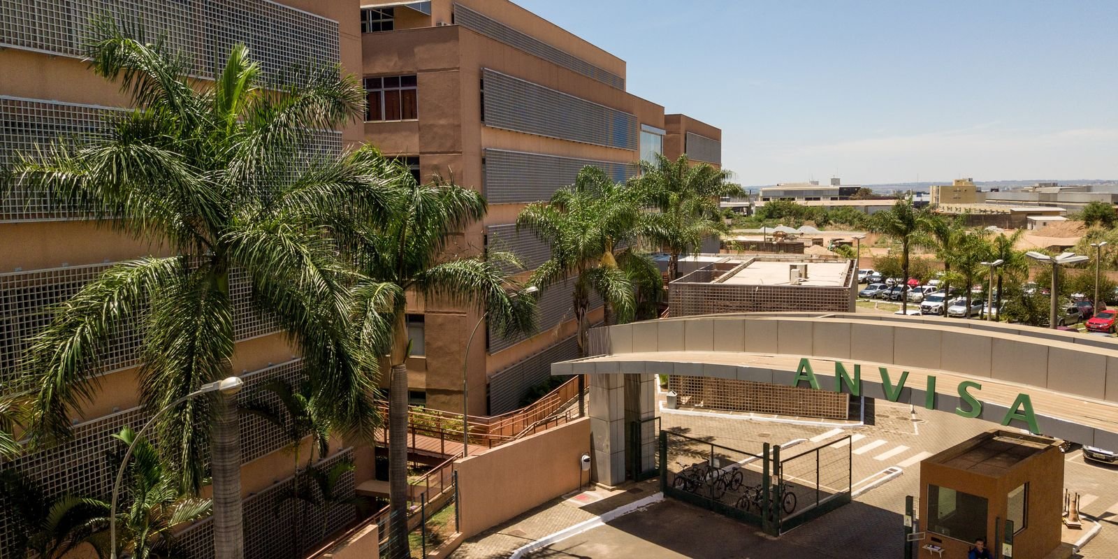 Vista aérea da fachada da sede da Anvisa em Brasília