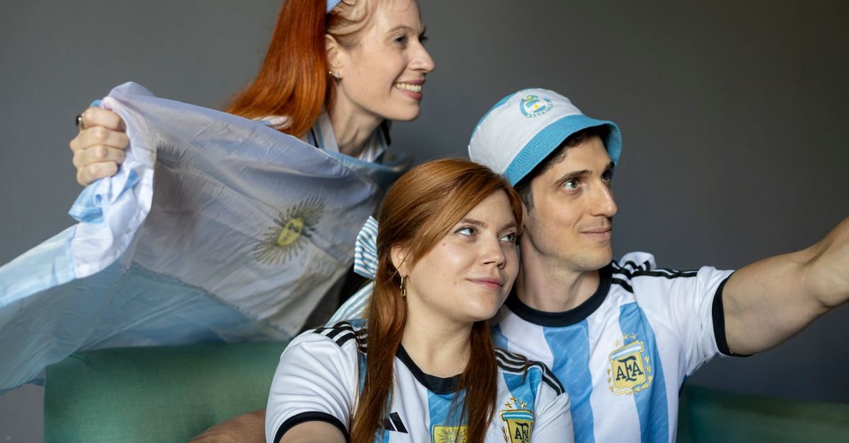 Torcedores com a camisa da Argentina acompanham jogo da seleção