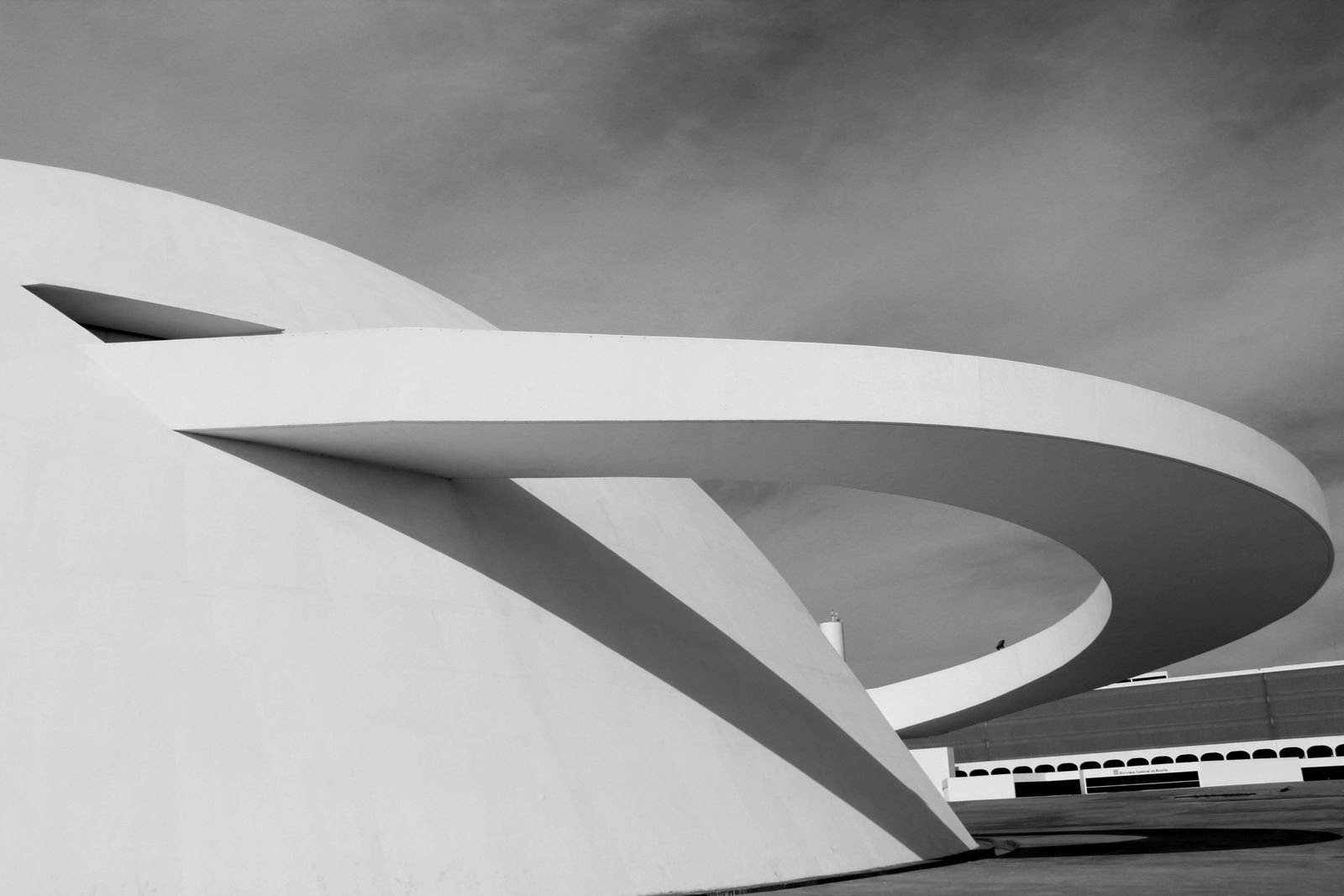 Cúpula e rampa do Museu Nacional da República, em Brasília, em foto de arquivo em preto e branco