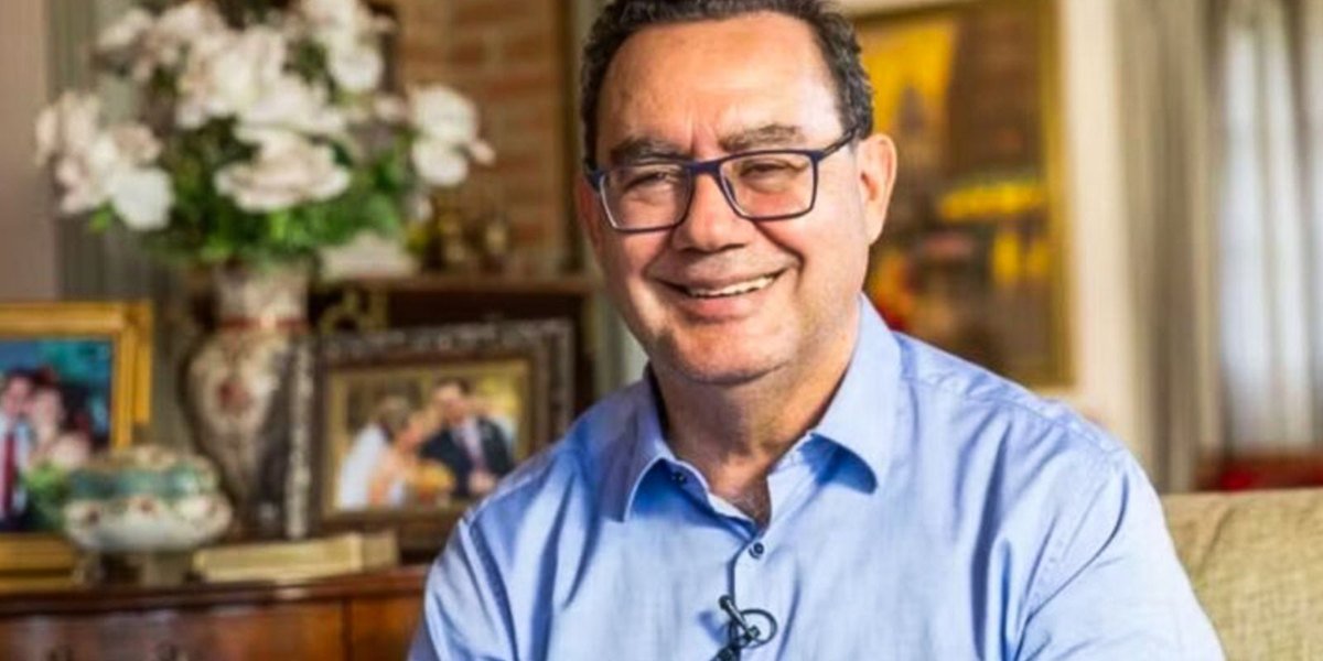 Augusto Cury, candidato do Avante à Presidência, de camisa azul durante entrevista