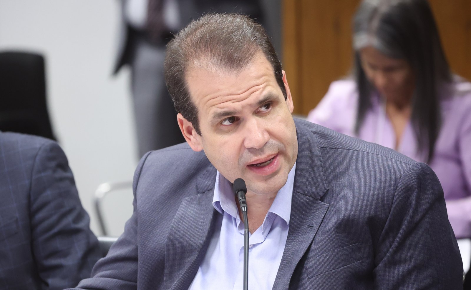 O deputado Aureo Ribeiro (Solidariedade-RJ) fala ao microfone durante reunião na Câmara dos Deputados