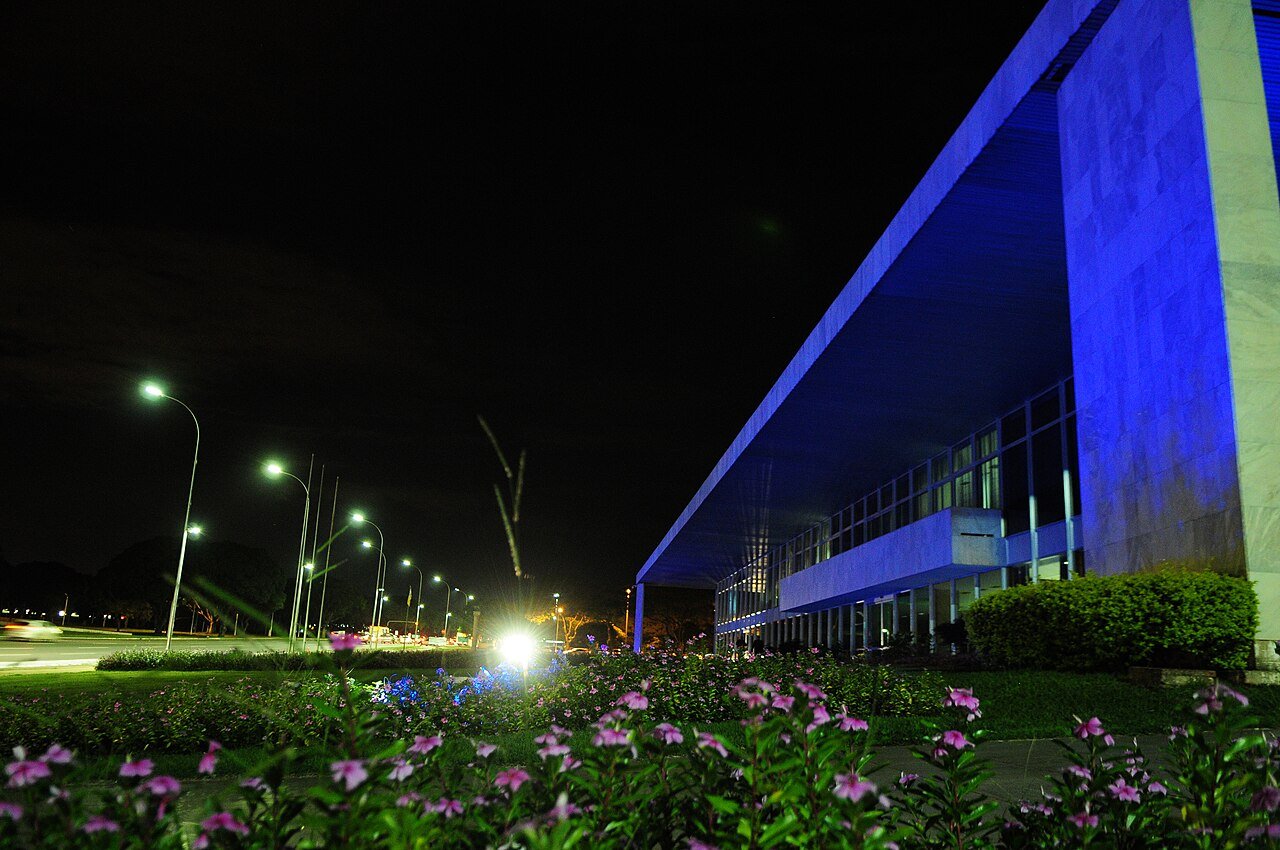 Fachada do Palácio do Buriti iluminada de azul à noite em referência ao Dia Mundial de Conscientização do Autismo