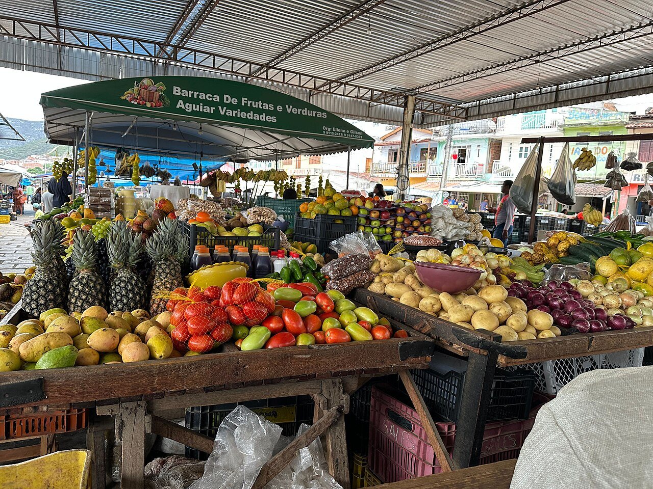 Barraca de frutas, legumes e verduras em feira livre brasileira