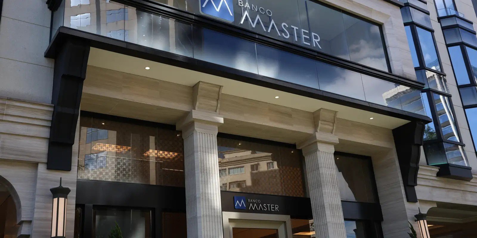 Fachada de agência do Banco Master, com o logotipo da instituição