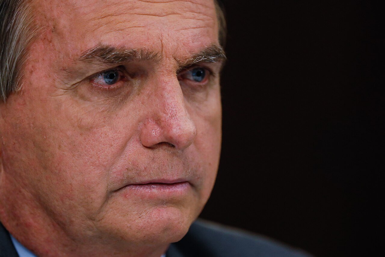 Retrato do ex-presidente Jair Bolsonaro em pronunciamento no Palácio do Planalto
