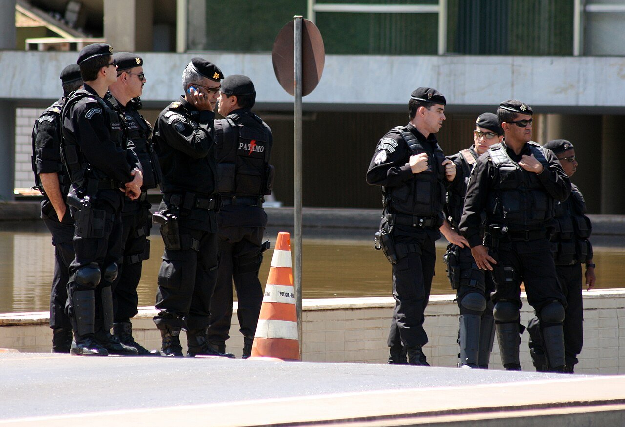 Policiais do Batalhão de Polícia de Choque da PMDF, com coletes identificados como Patamo, em serviço em área central de Brasília