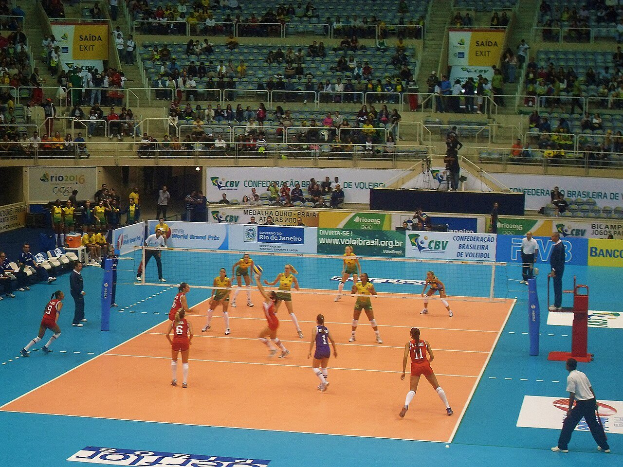 Seleção brasileira feminina de vôlei em quadra durante partida em ginásio no Rio de Janeiro