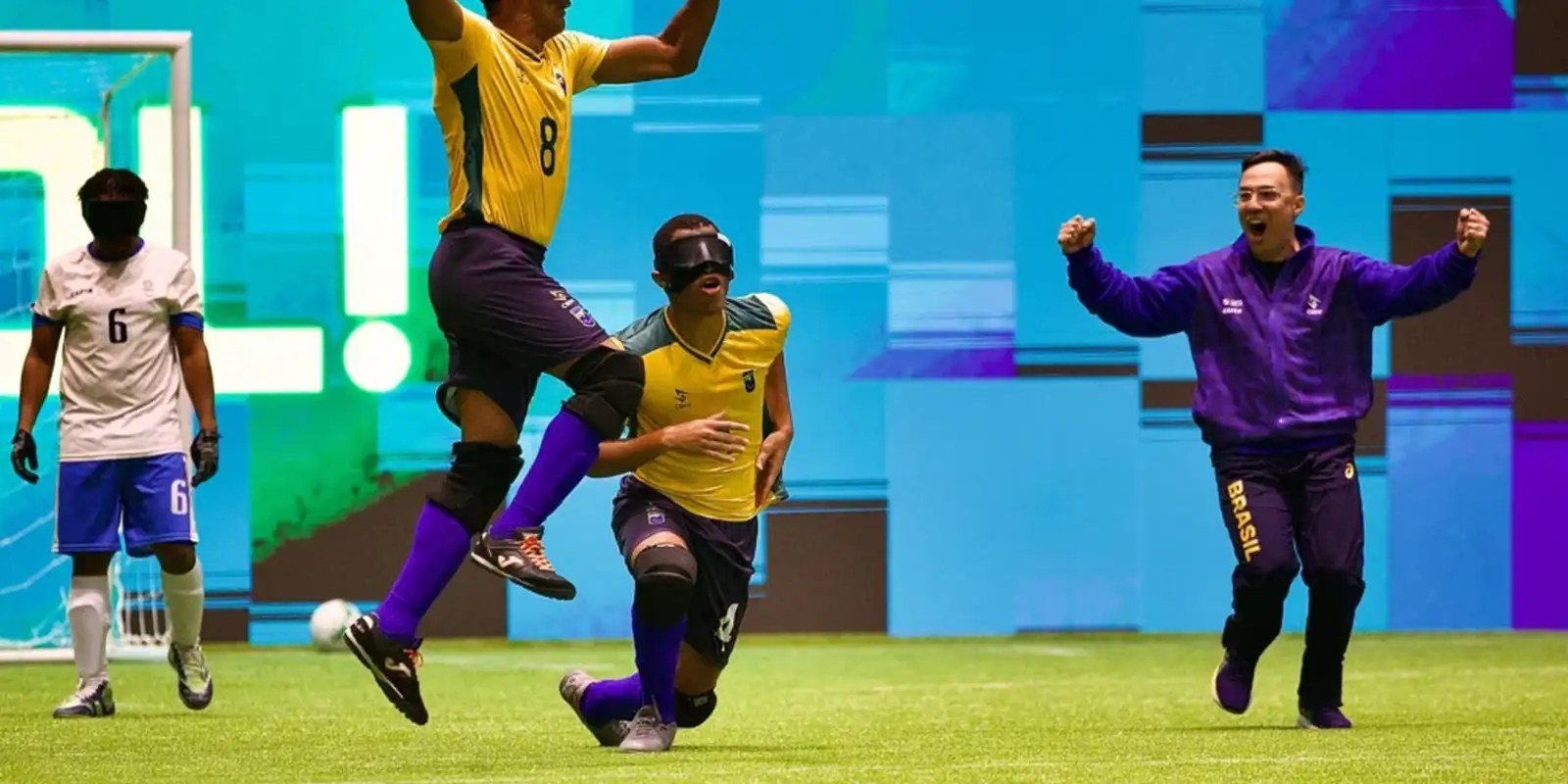 Jogadores da seleção brasileira de futebol de cegos comemoram gol na final da Copa América