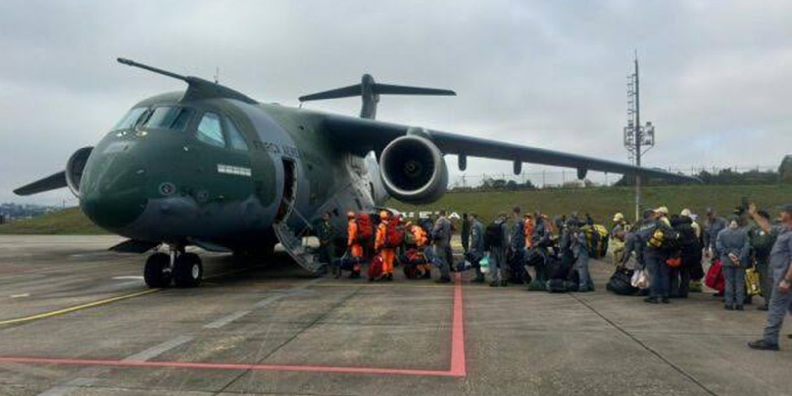 Aeronave KC-390 da Força Aérea Brasileira em pátio durante embarque de equipe e carga