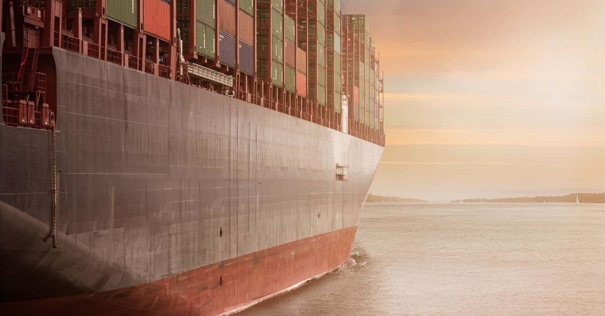 Navio porta-contêineres carregado navegando ao entardecer