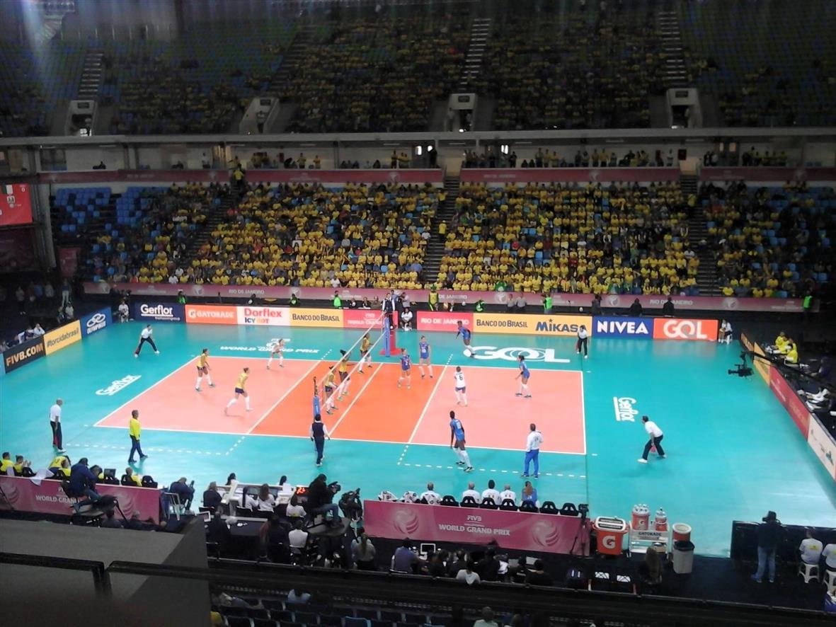 Quadra de vôlei durante partida da seleção brasileira feminina em ginásio no Rio de Janeiro