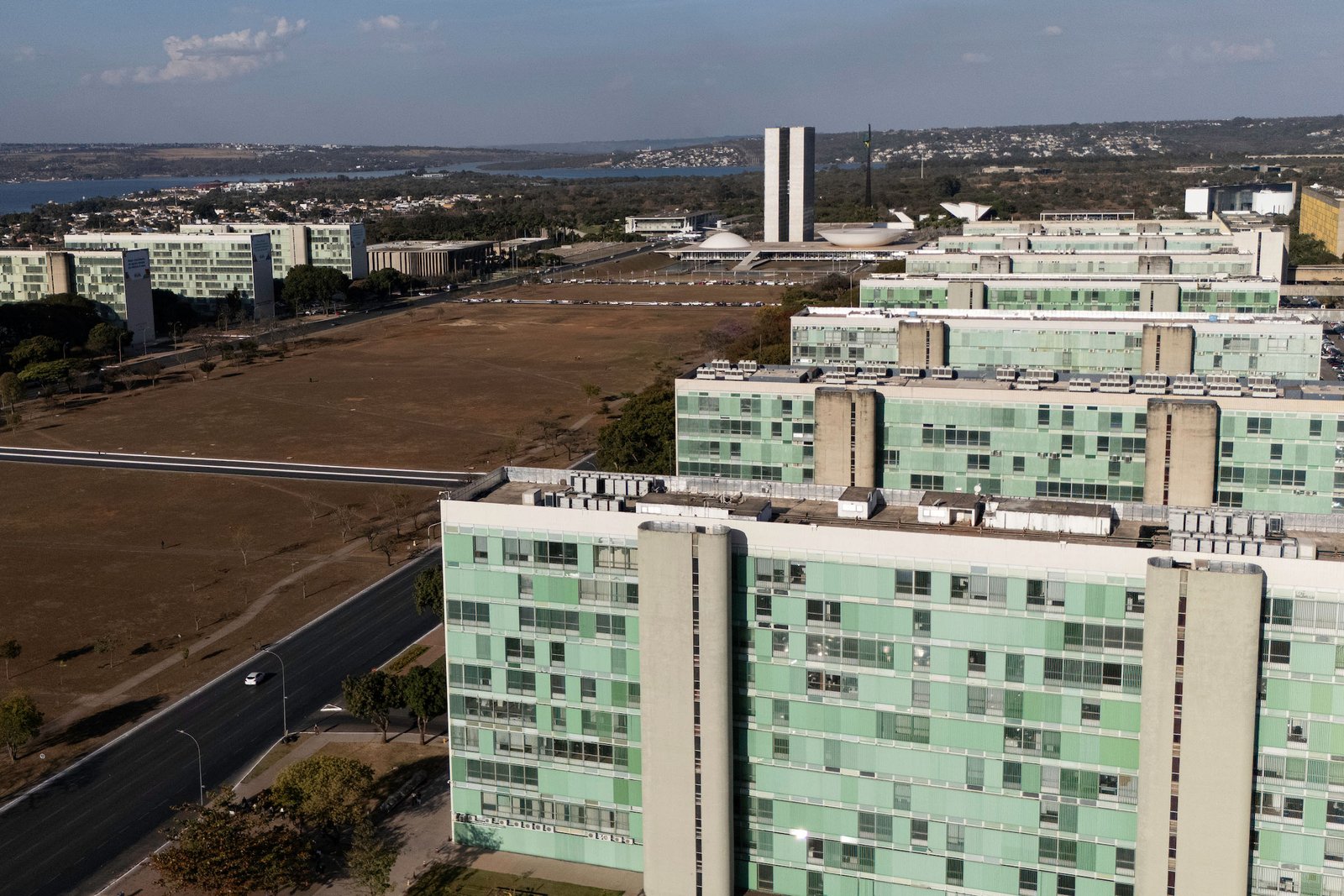 Esplanada dos Ministérios em Brasília ao entardecer