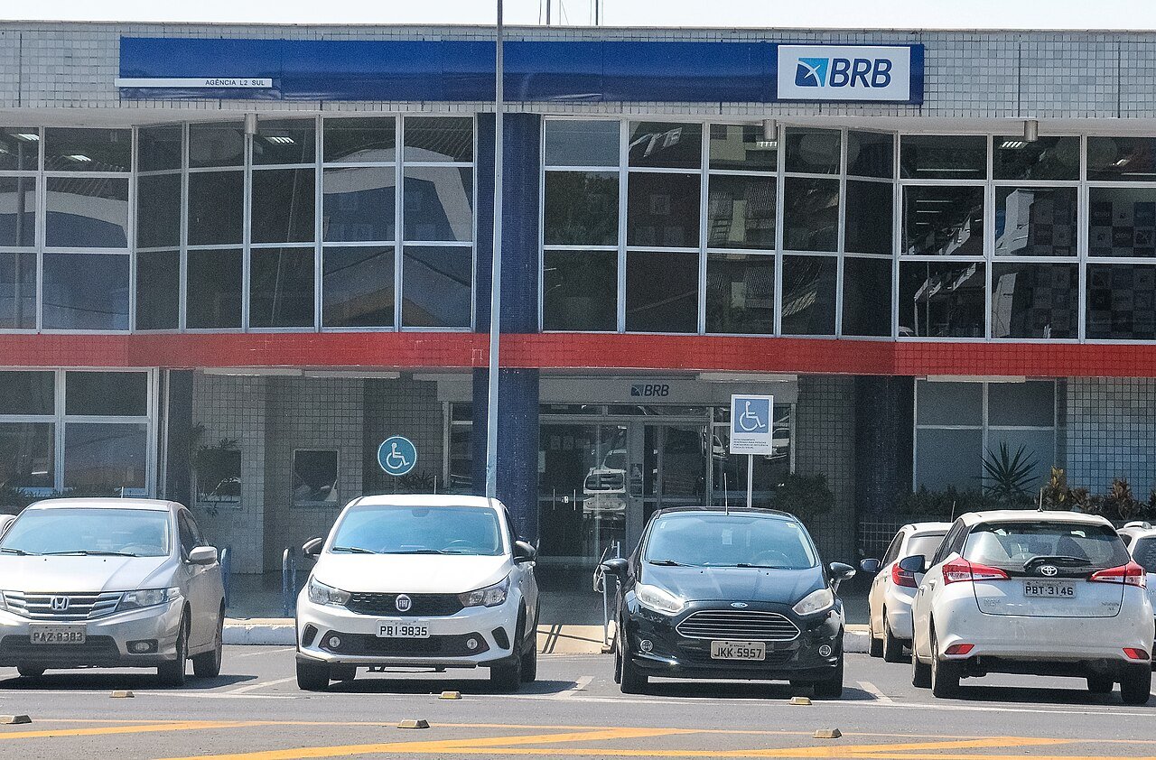Fachada da agência do BRB na L2 Sul, em Brasília, com carros estacionados em frente