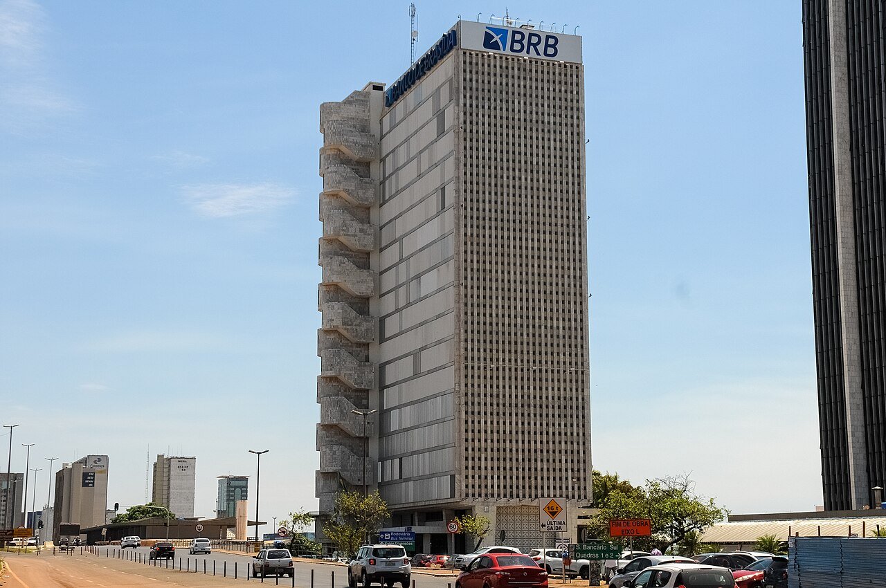 Edifício sede do BRB, no Setor Bancário Sul de Brasília, visto da via em frente