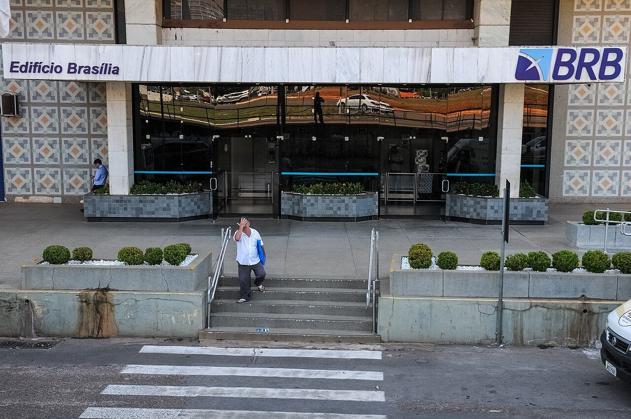 Fachada do Edifício Brasília, sede do BRB, com o logotipo do banco na marquise