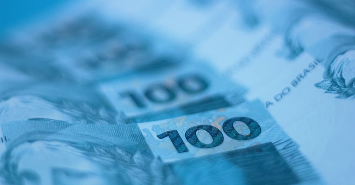 Cédulas de cem reais em tom azul