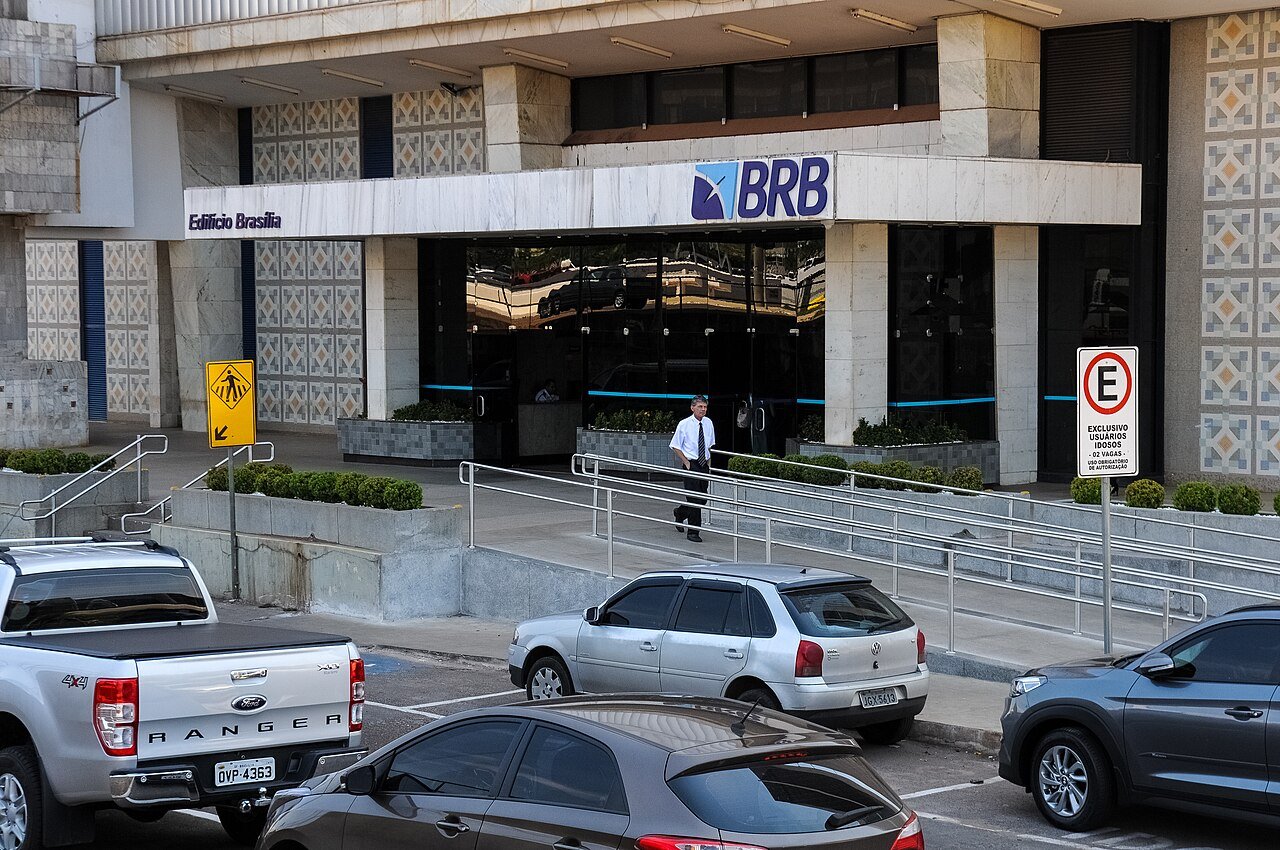 Fachada da sede do BRB no Edifício Brasília, com o logotipo do banco sobre a entrada