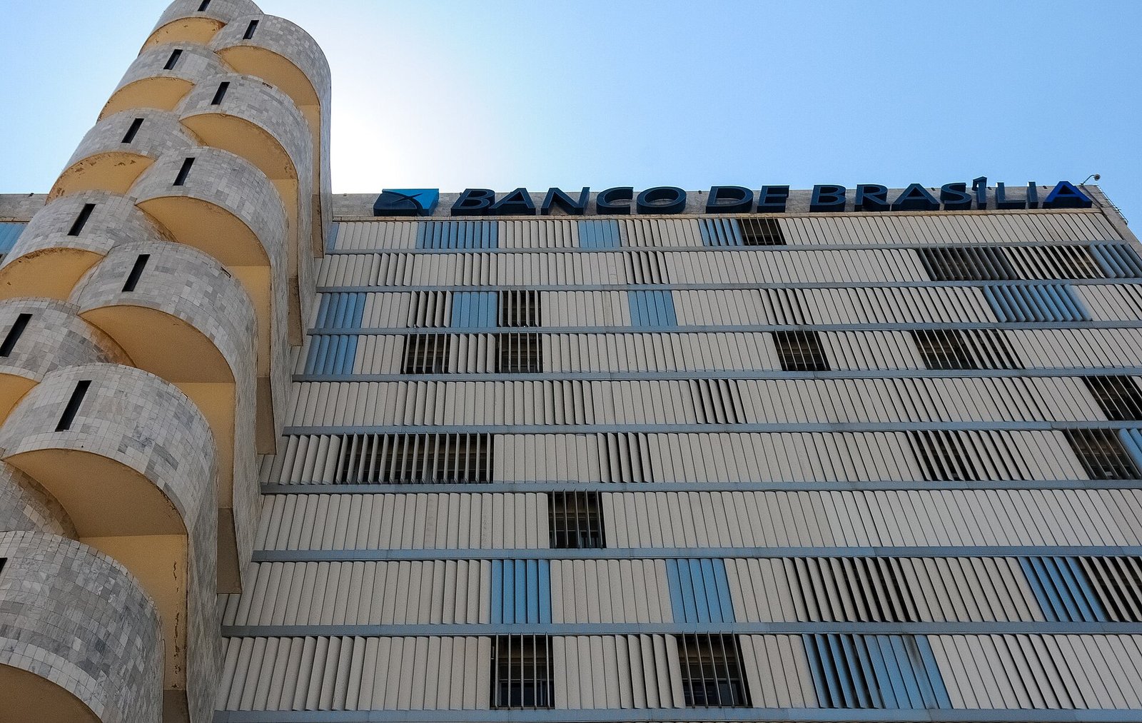 Fachada do edifício sede do Banco de Brasília, com o letreiro da instituição