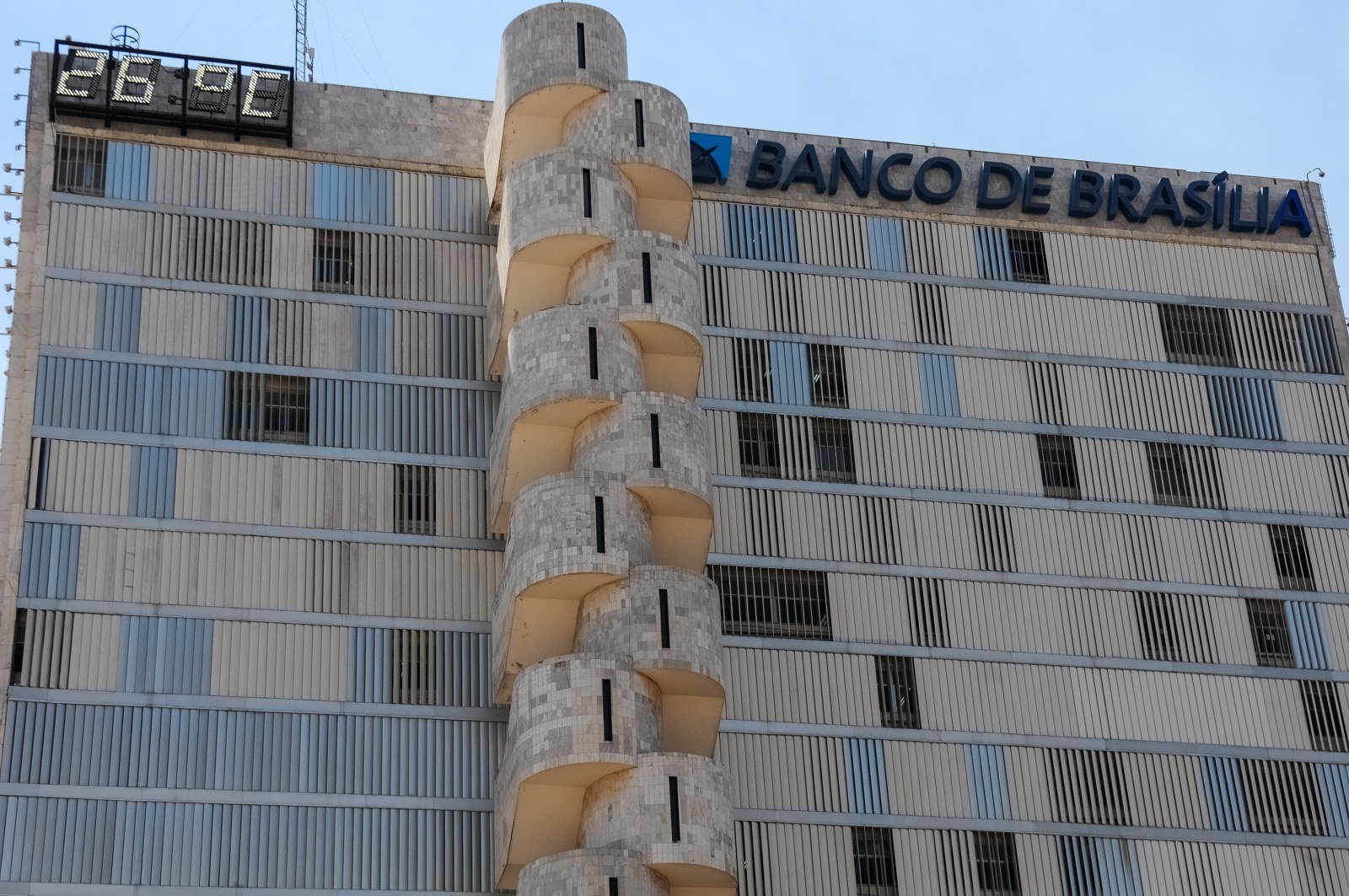Fachada do edifício-sede do Banco de Brasília, com o letreiro do banco no alto (foto de arquivo)