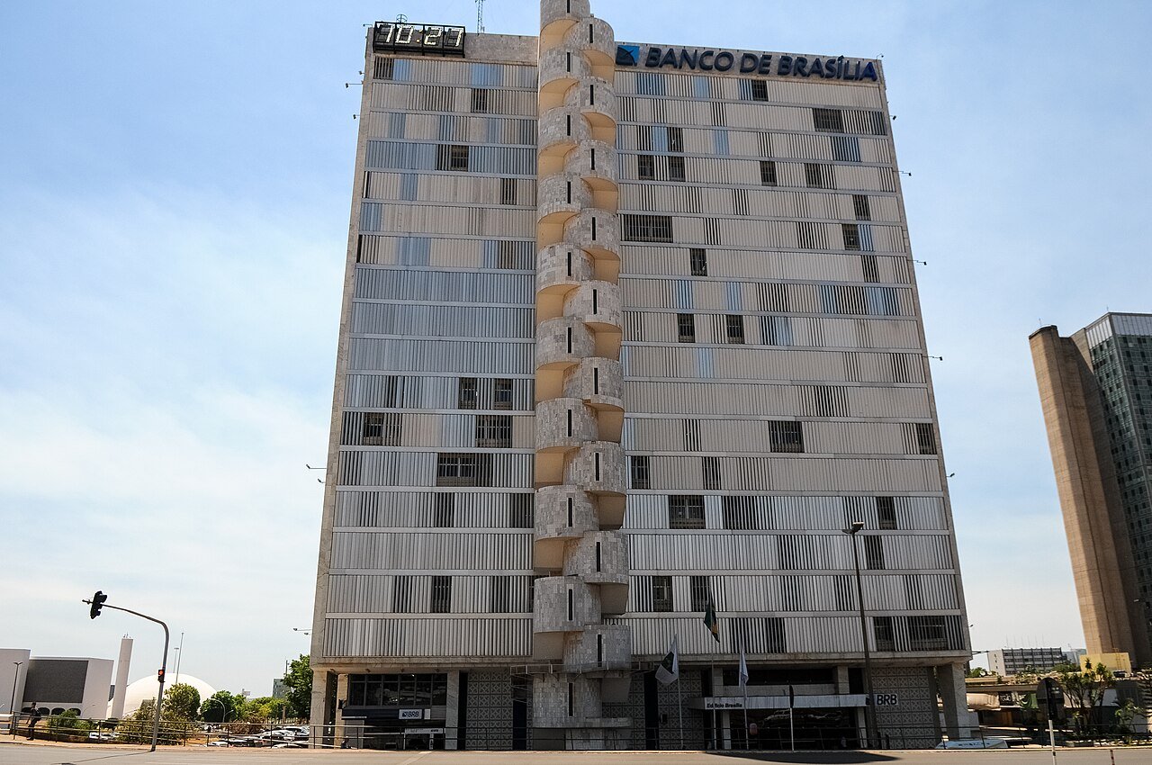 Edifício sede do Banco de Brasília, o BRB, no Setor Bancário Sul, com o letreiro da instituição na fachada