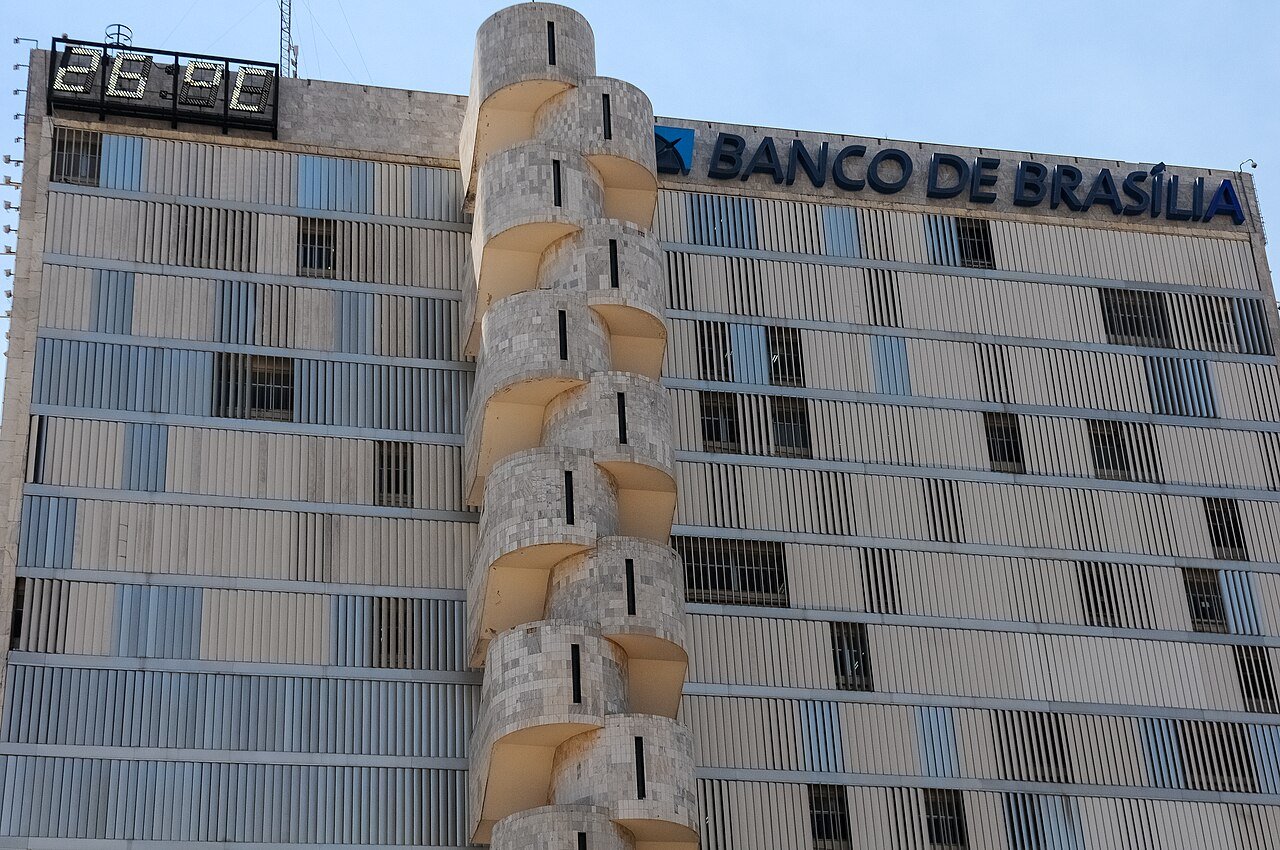 Fachada do edifício sede do Banco de Brasília, com o letreiro Banco de Brasília no alto do prédio