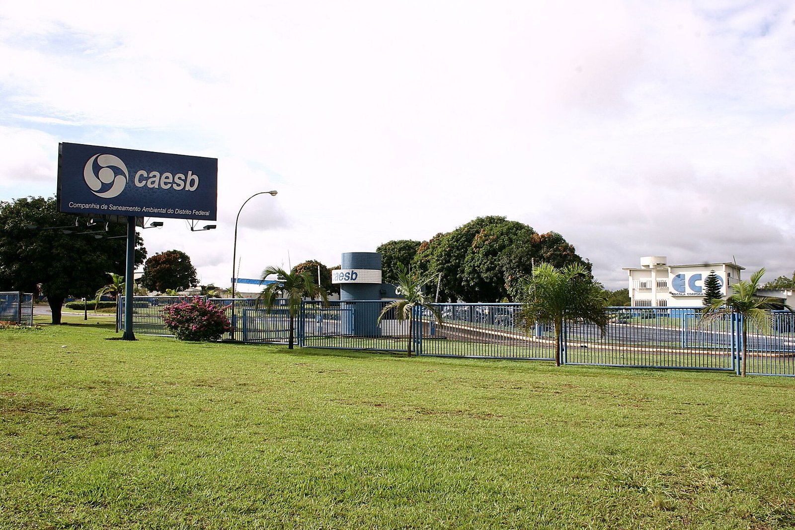 Placa com a logomarca da Caesb na entrada da sede de manutenção da companhia, no SIA, em Brasília
