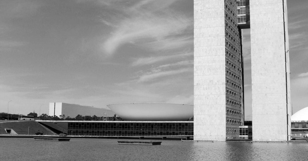 Torres e cúpulas do Congresso Nacional, em Brasília, vistas do espelho d'água