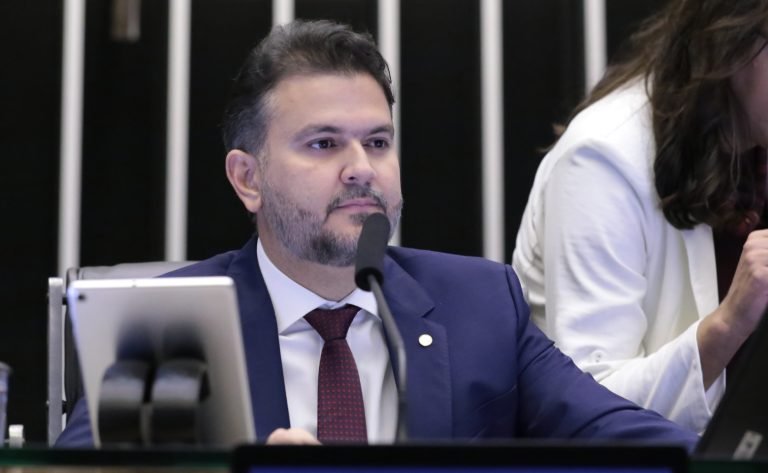 Deputado discursa em sessão na Câmara dos Deputados