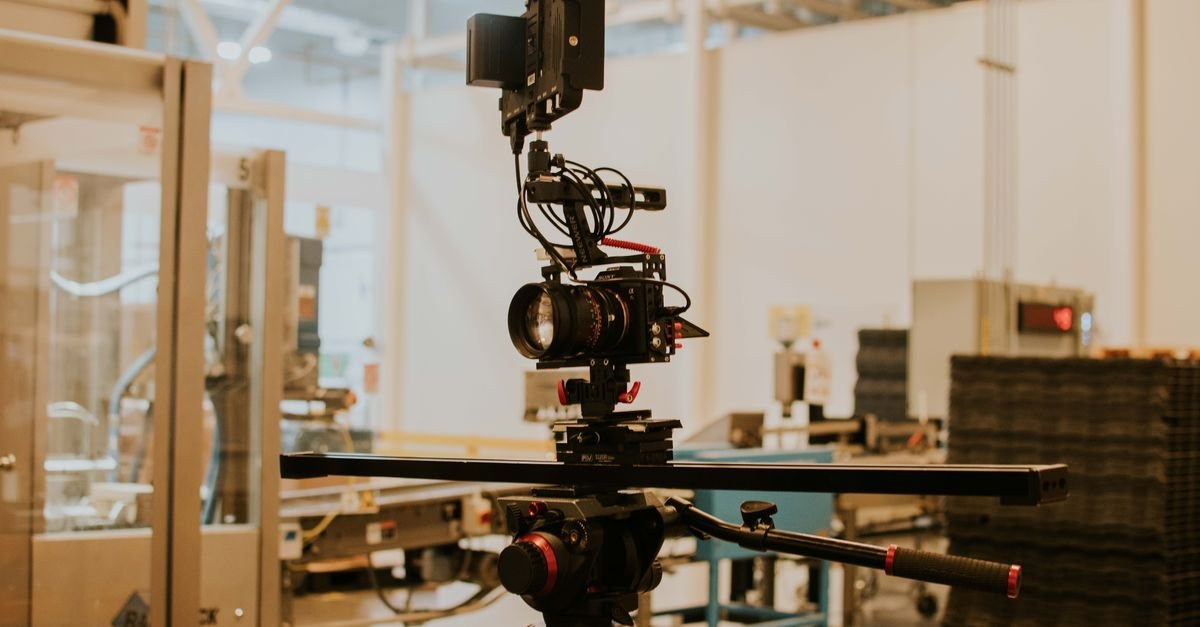 Câmera de vídeo montada sobre slider e tripé em ambiente de gravação