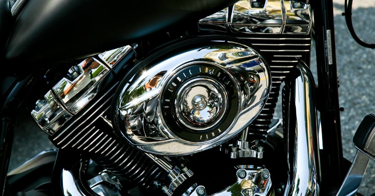 Detalhe do motor cromado de uma motocicleta, atração típica do Capital Moto Week