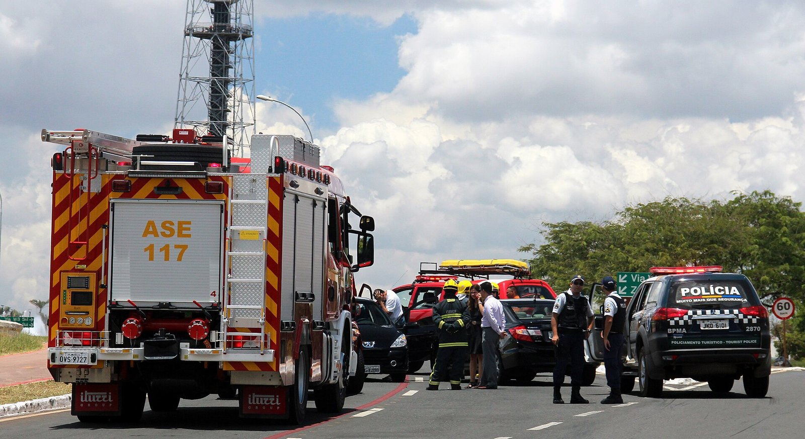 Viatura do Corpo de Bombeiros Militar do DF e carro da PMDF em atendimento a acidente de trânsito em via de Brasília