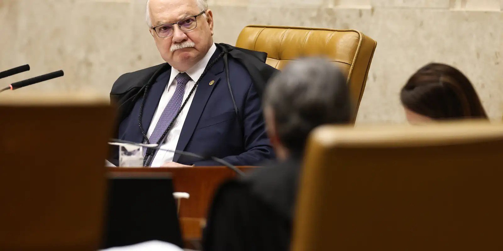 O presidente do STF, ministro Edson Fachin, sentado em seu lugar no plenário do tribunal