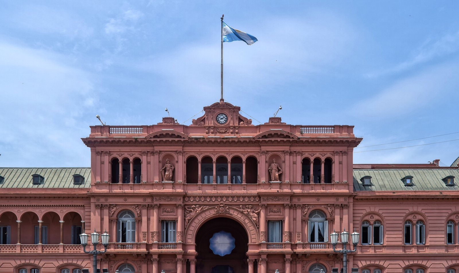 Fachada da Casa Rosada, sede do governo argentino, em Buenos Aires, com a bandeira do país hasteada