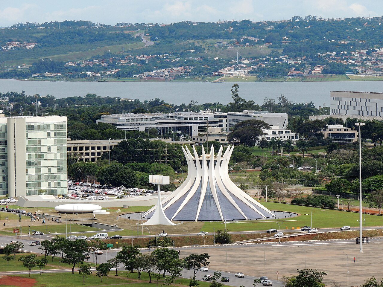 Vista aérea da Catedral Metropolitana de Brasília e do Eixo Monumental