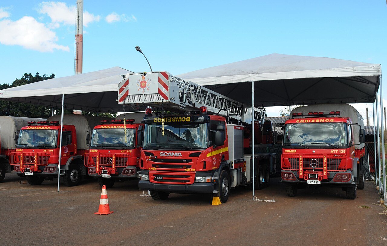 Viaturas do Corpo de Bombeiros Militar do Distrito Federal enfileiradas em pátio