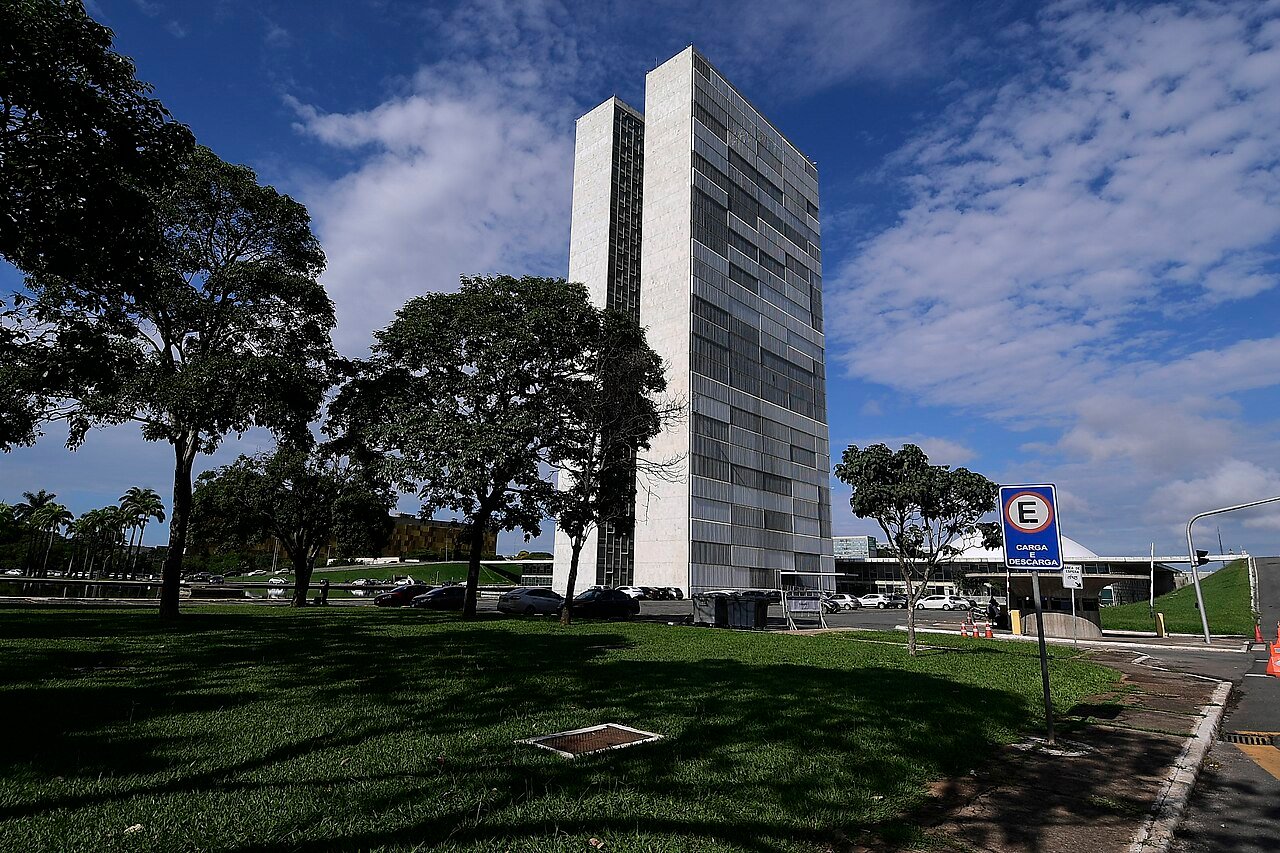 Fachada do Palácio do Congresso Nacional em Brasília em dia de céu azul