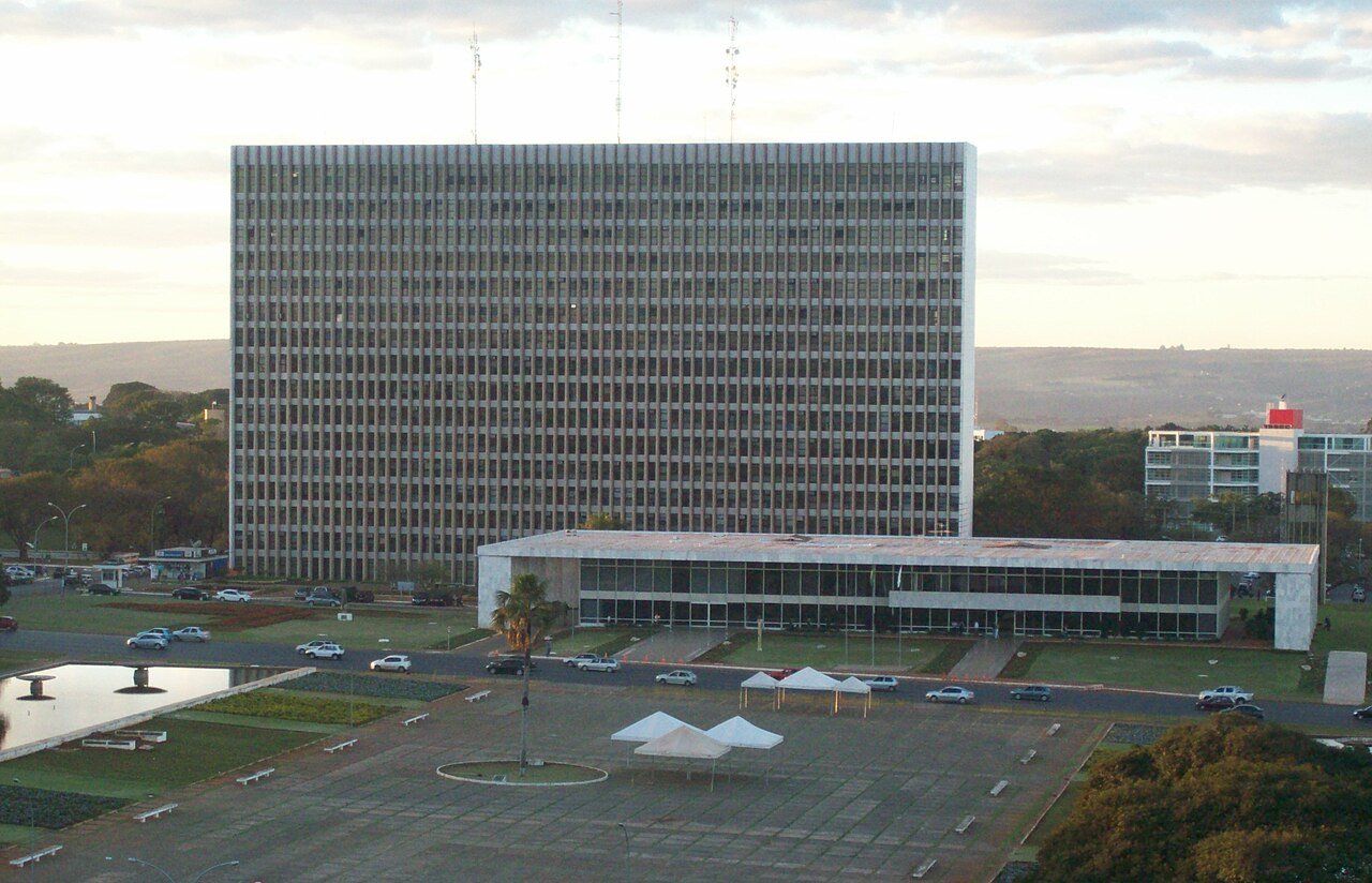 Palácio do Buriti, sede do Governo do Distrito Federal, visto de cima ao entardecer
