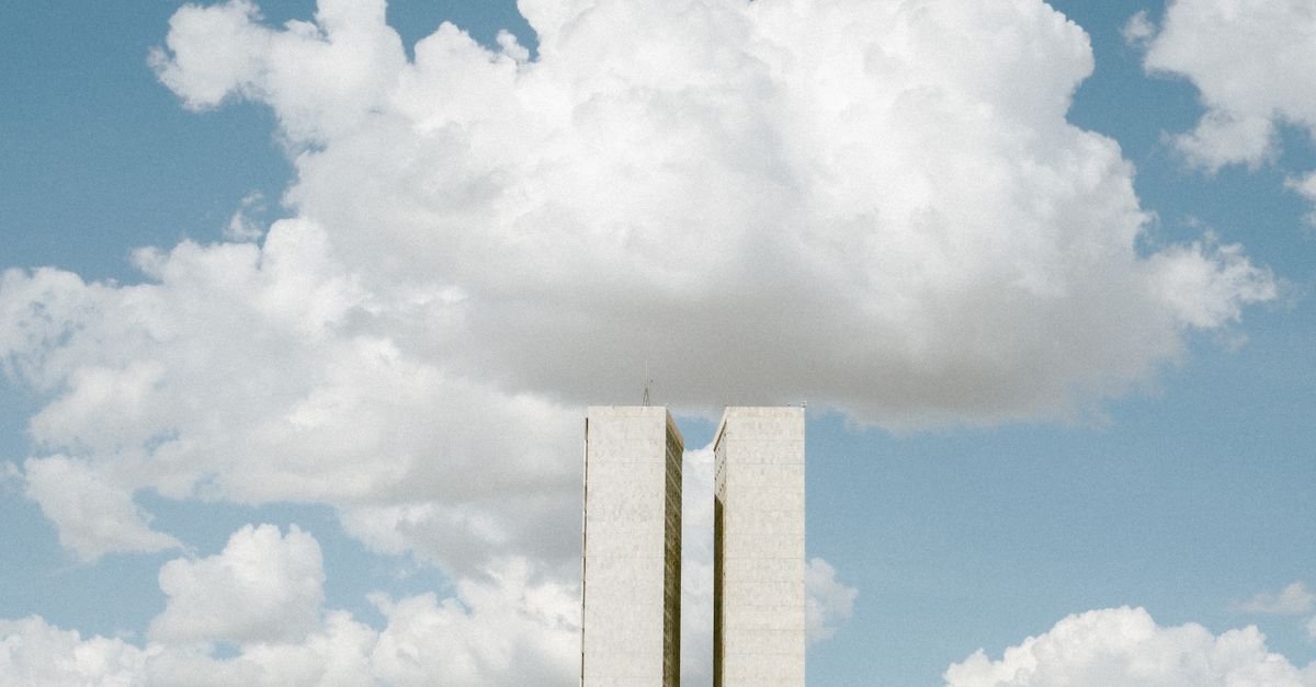 Torres do Congresso Nacional, em Brasília, sob nuvens