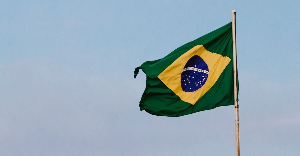 Bandeira do Brasil tremulando em mastro