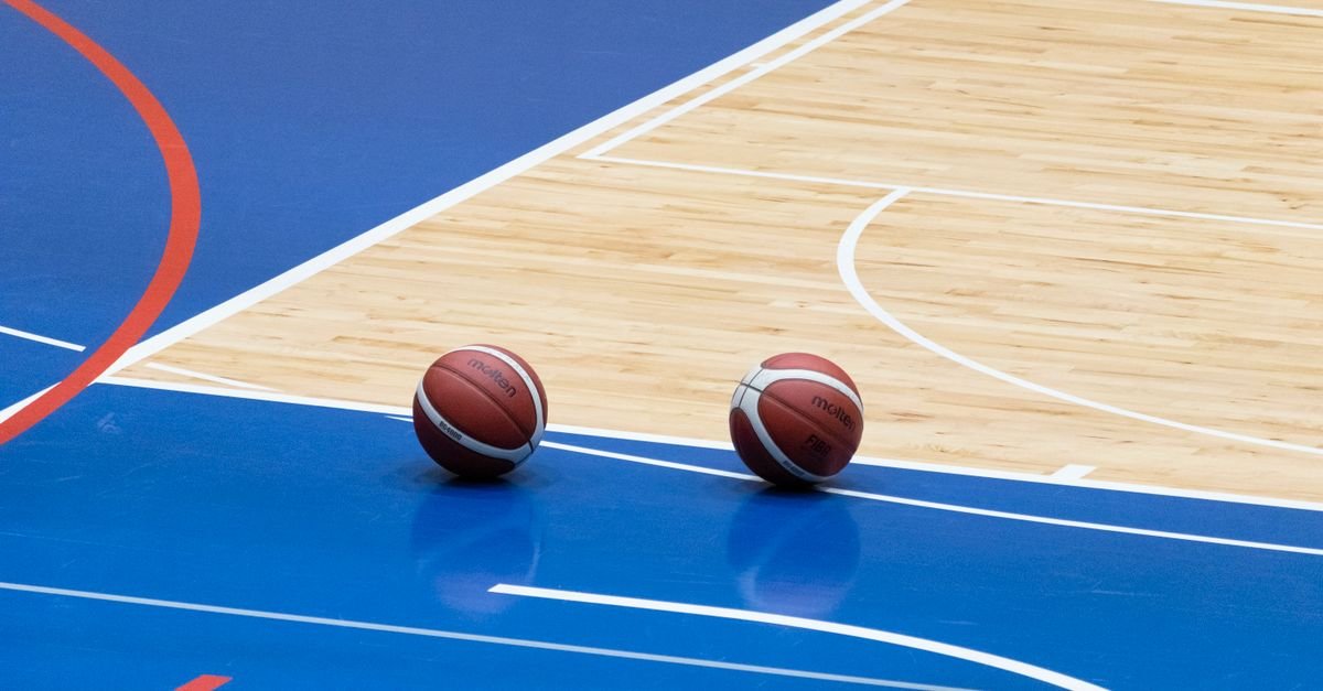 Bolas de basquete oficiais sobre quadra azul de ginasio