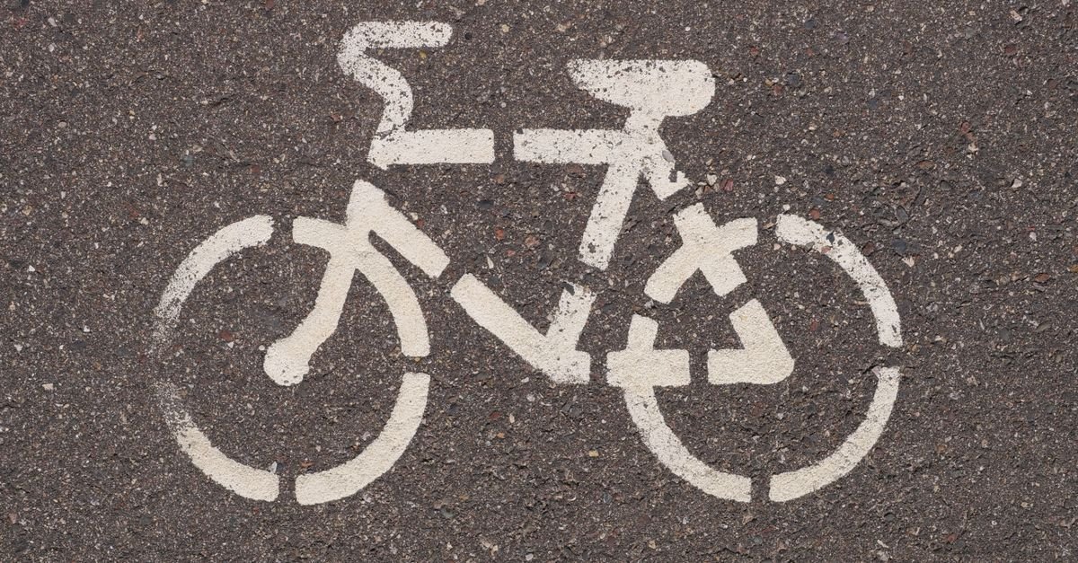 Símbolo de bicicleta pintado no asfalto de uma via