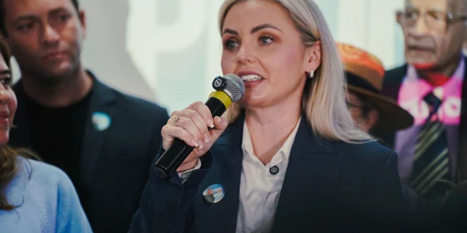 Clariana Barão fala ao microfone durante evento partidário
